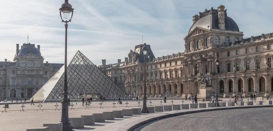 85655120-4b41-458d-be8e-1a79ceef409c-the-louvre-in-paris-the-largest-museum-in-the-wor-2021-08-30-23-37-32-utc (1).jpg